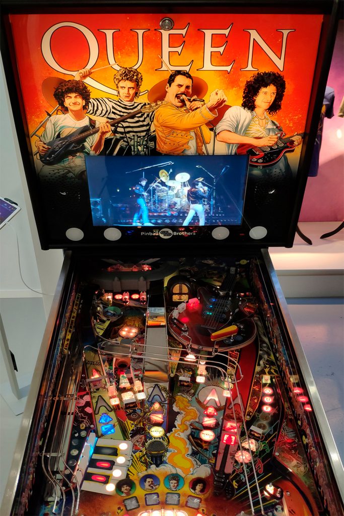 queen pinball machine